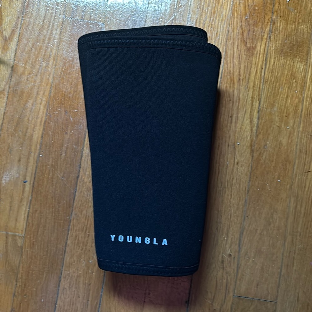 Young la knee sleeves
